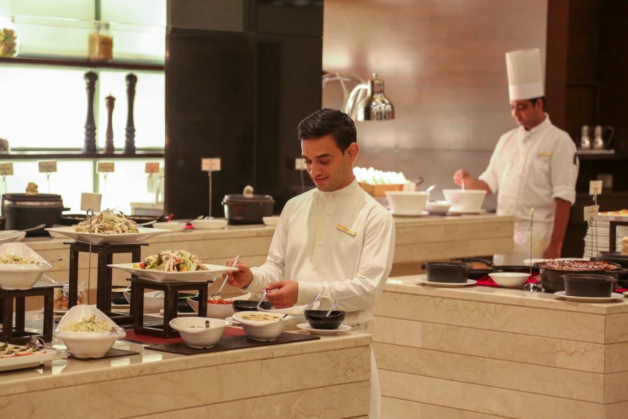 Hotel Trident Agra Agra  Zewnętrze zdjęcie A chef at work