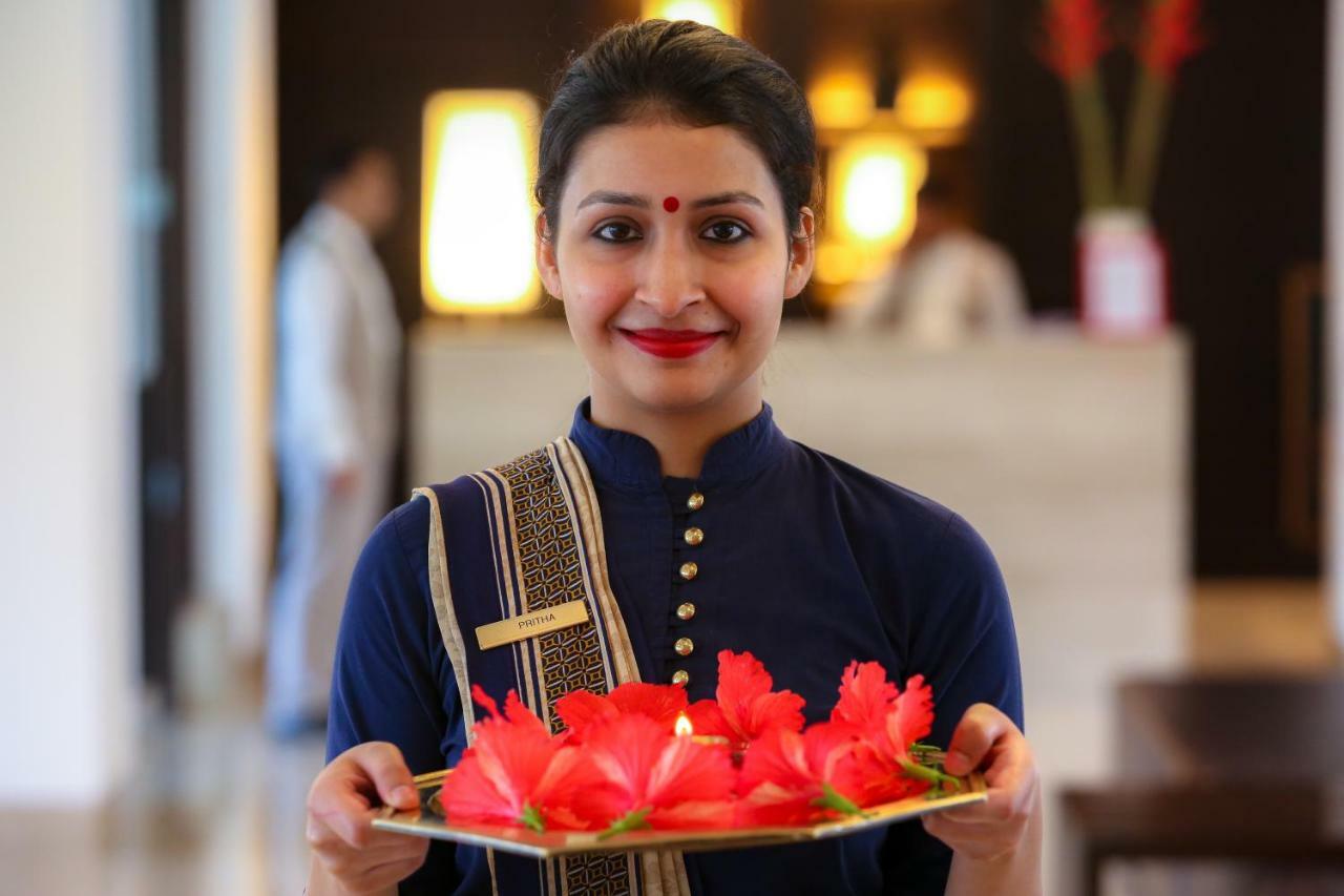 Hotel Trident Agra Agra  Zewnętrze zdjęcie A hotel employee in India