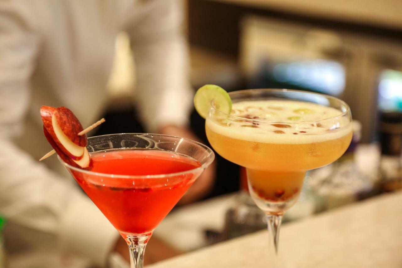 Hotel Trident Agra Agra  Zewnętrze zdjęcie A cosmopolitan (left) and a margarita (right)
