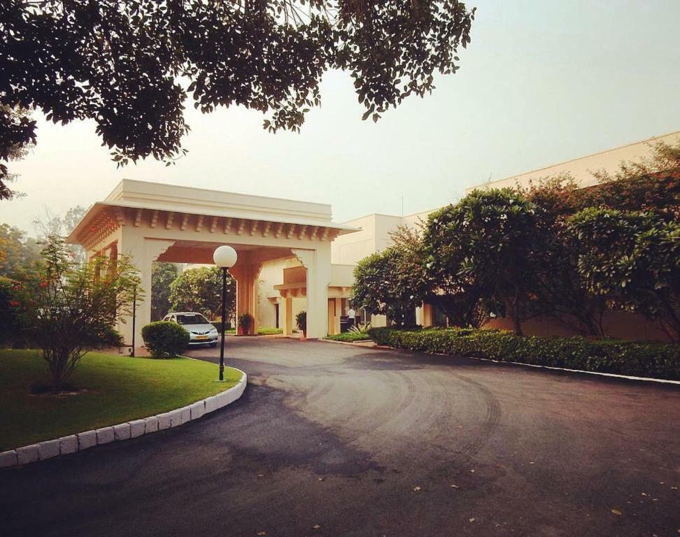 Hotel Trident Agra Agra  Zewnętrze zdjęcie Entrance to the Taj Bengal