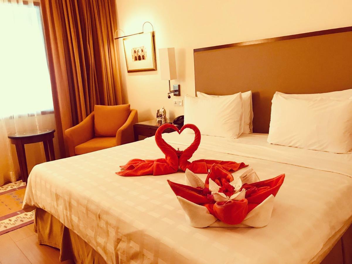 Hotel Trident Agra Agra  Zewnętrze zdjęcie A bed with a heart-shaped towel