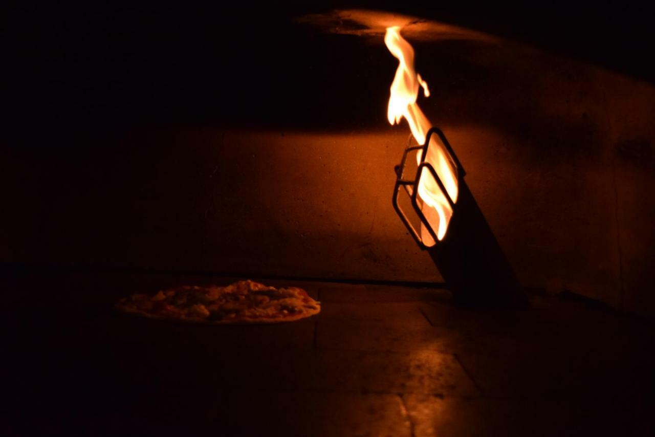 Hotel Trident Agra Agra  Zewnętrze zdjęcie A pizza baking in a wood-fired oven