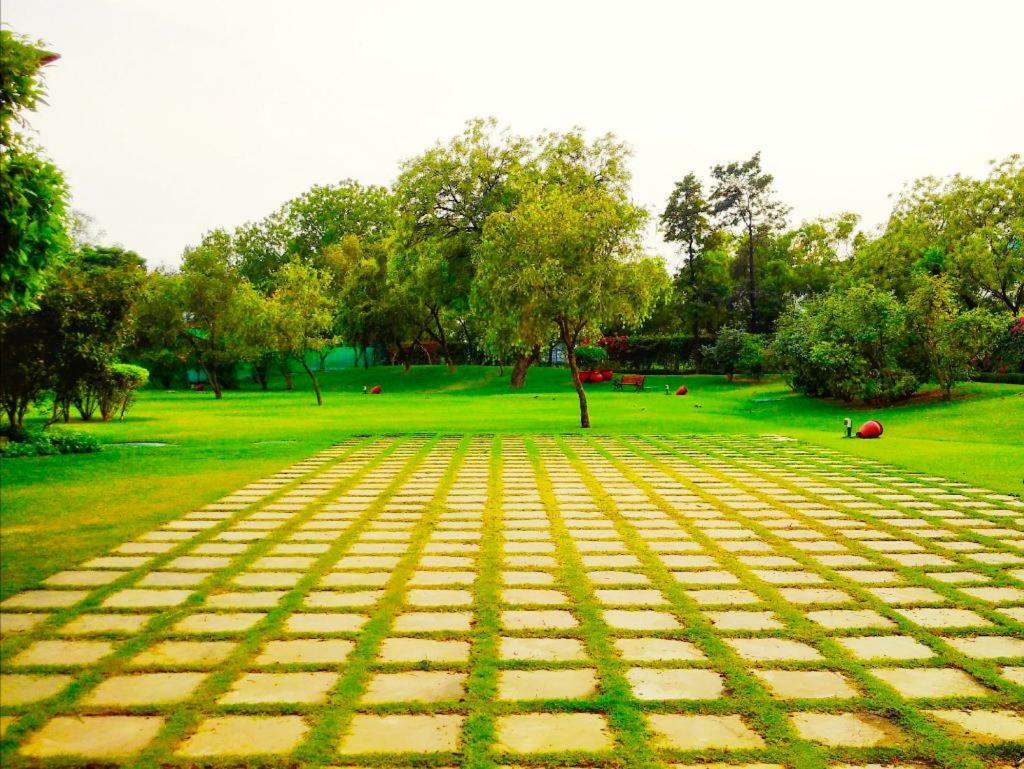Hotel Trident Agra Agra  Zewnętrze zdjęcie The park at the center of the campus