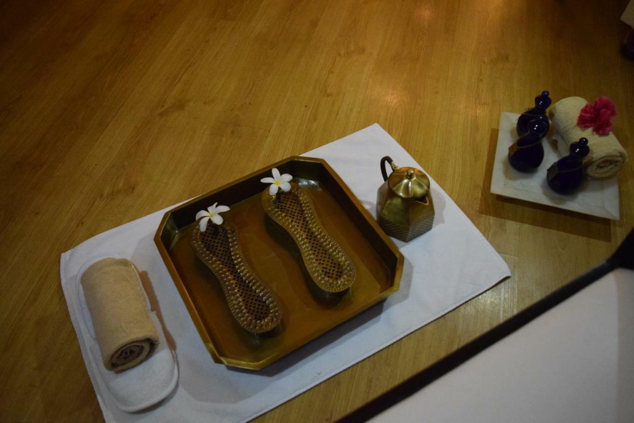Hotel Trident Agra Agra  Zewnętrze zdjęcie A set of traditional Thai massage tools