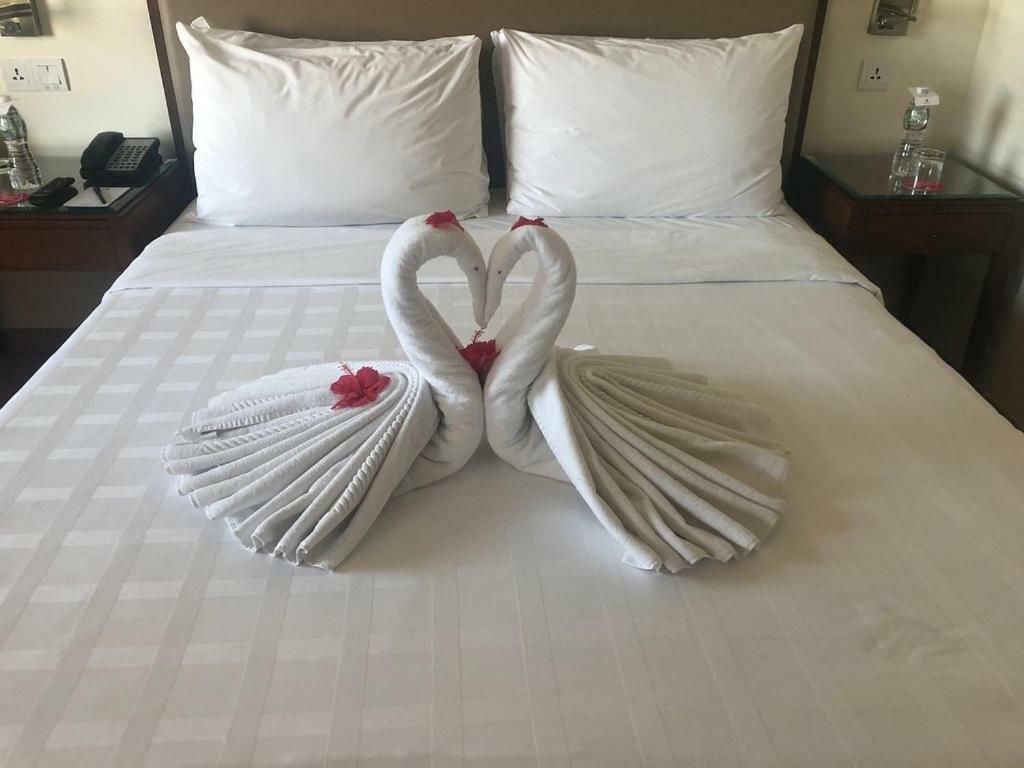 Hotel Trident Agra Agra  Zewnętrze zdjęcie Towel swans on a bed